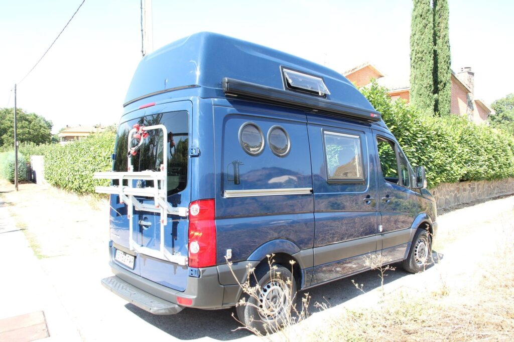 Detalle de la furgoneta VW Crafter azul con techo extendido y puertas cerradas por Baovan Camper.