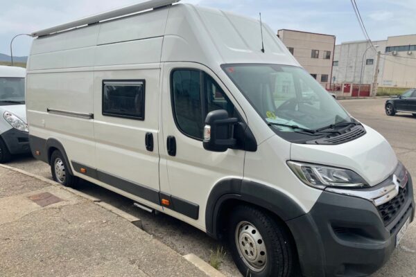 La Citroën Jumper L4H3 4+4, convertida por Baovan Camper, blanca estacionada y cerrada, con vidrios oscuros.