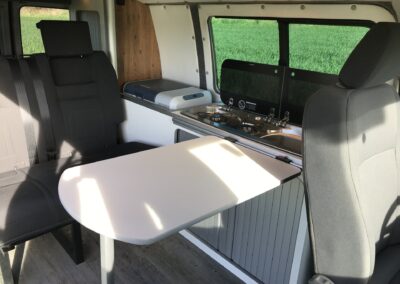 Mesa extendida en la Volkswagen Transporter T5, espacio confortable de descanso