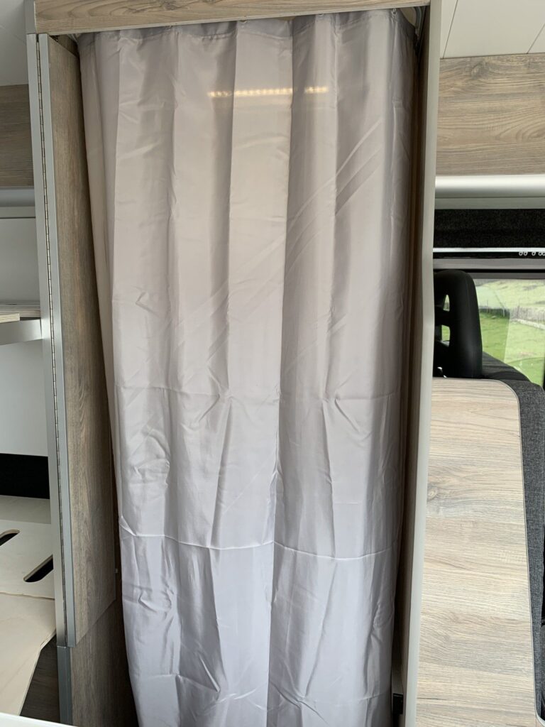 Detalle de la ducha con la cortina cerrada en la Camper Fiat Ducato 2+2. Camperizado por Baovan Camper.