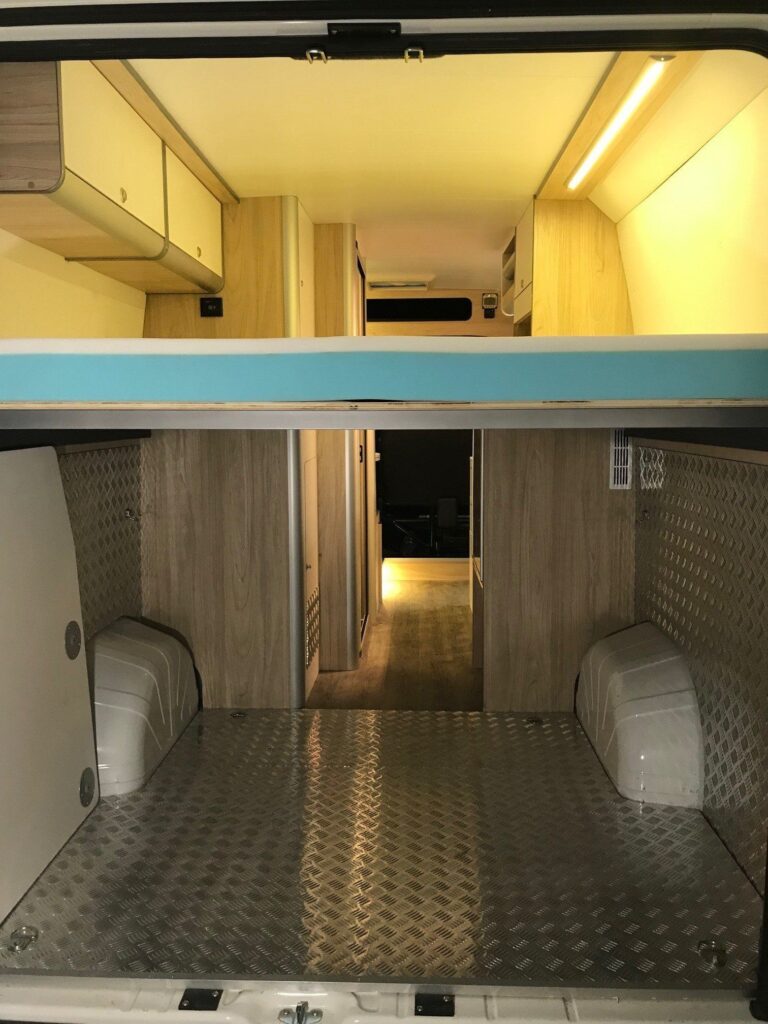 Detalle de cama con garaje en la parte inferior en la Camper Peugeot Boxer L4H2 4+2 de Baovan Camper