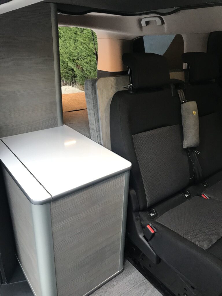Detalle de los bancos y el espacio de cocina con bancadas en la Peugeot Traveller