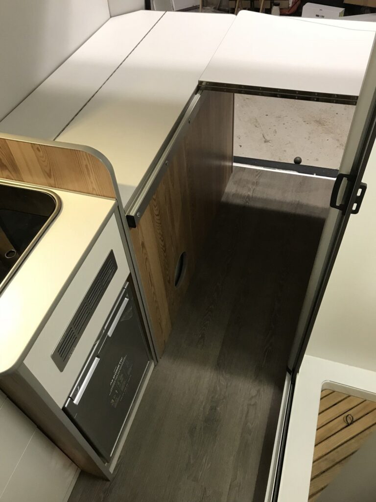 Detalle de la cocina con refrigerador y amplio espacio en la Camper Peugeot Boxer L2H2 4+2 de Baovan Camper.