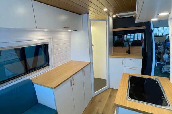 Mercedes Sprinter L4H2 Camper para 3 con Garaje con espacio para cocinar, fregadero, espacio de almacenamiento y buena iluminación.