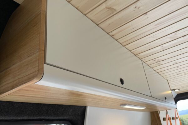 Detalle de los armarios suspendidos para guardar cosas en la Citroën Jumper L4H3 4+4, convertida por Baovan Camper.