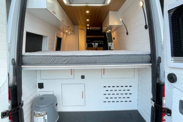 Mercedes Sprinter L4H2 Camper para 3 con Garaje con puerta trasera abierta, mostrando gran espacio de almacenamiento debajo de la cama.