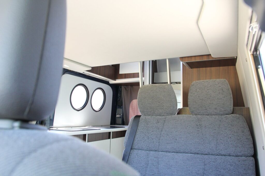Vista interna de las ventanas y área de descanso cómoda en la furgoneta VW Crafter por Baovan Camper.