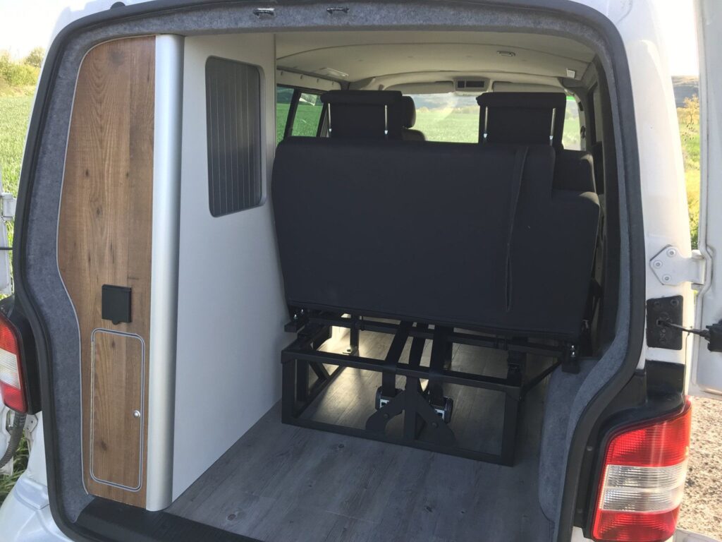 Detalle del maletero de la Volkswagen Transporter T5: totalmente recogido, espacio para cosas de camping