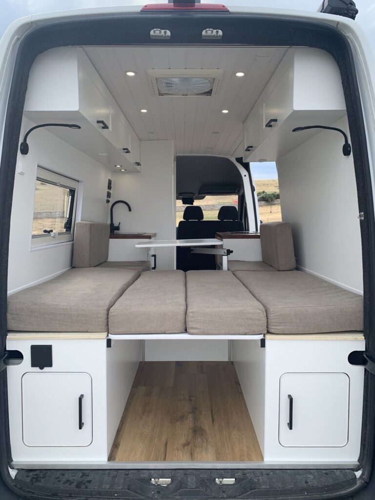 Detalle de la cama montada en la parte trasera, con mucho espacio y confort, en la Camper Mercedes Sprinter L3H2 4+4. Camperizado por BaovanCamper.