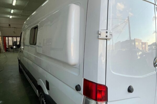 Vista trasera de la Mercedes Sprinter L4H2 Camper para 3 con Garaje, cerrada y de color blanco.