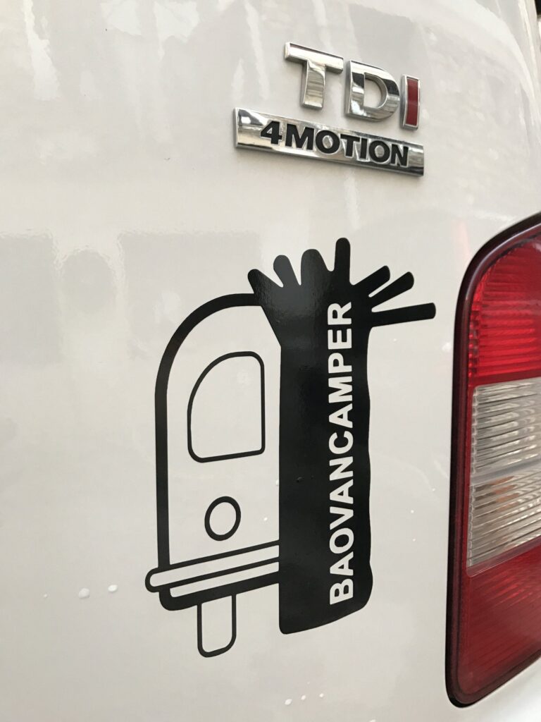 Adhesivo de Baovan Camper pegado en la furgoneta Camper VW Transporter T5 4Motion