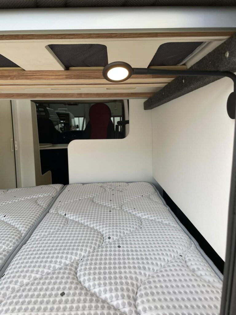Detalle del colchón y la luminaria en la cama, Camperizado por Baovan Camper
