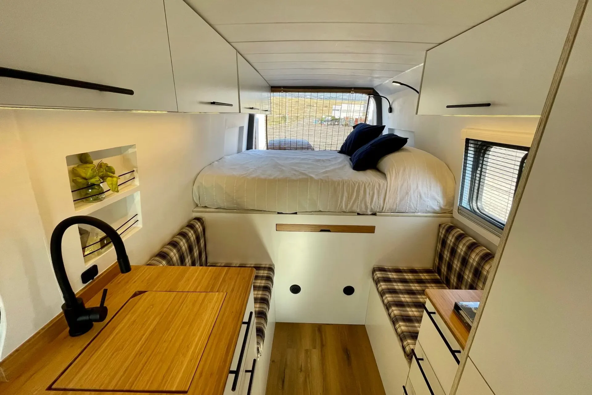 Camper VW Crafter L4H2 diseñada para dos personas, con un interior espacioso y un enorme garaje