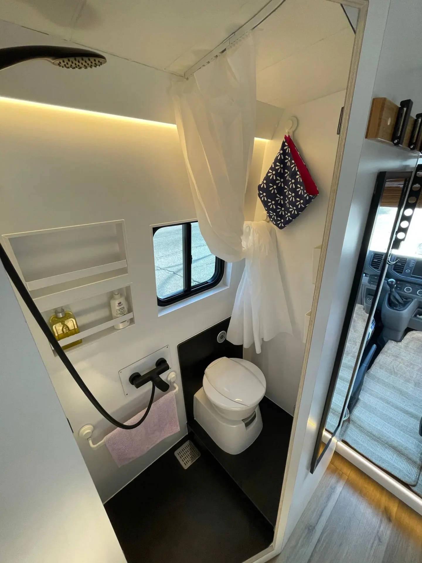 Camper VW Crafter L4H2 con amplio baño con ducha e inodoro, comodidad y espacio.