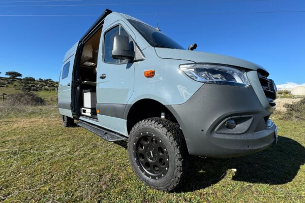 Exterior Mercedes Sprinter camper aparcado en montaña
