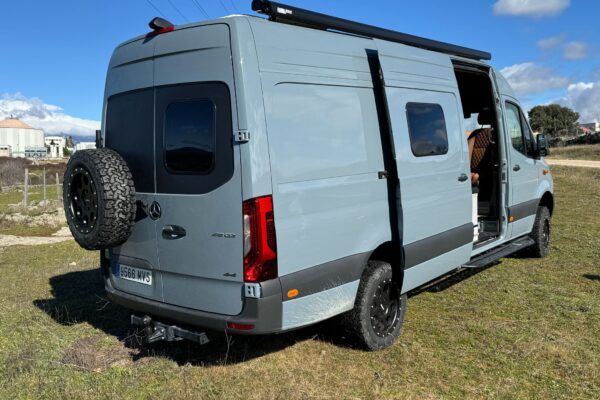 Exterior trasera Mercedes Sprinter camper aparcado en montaña