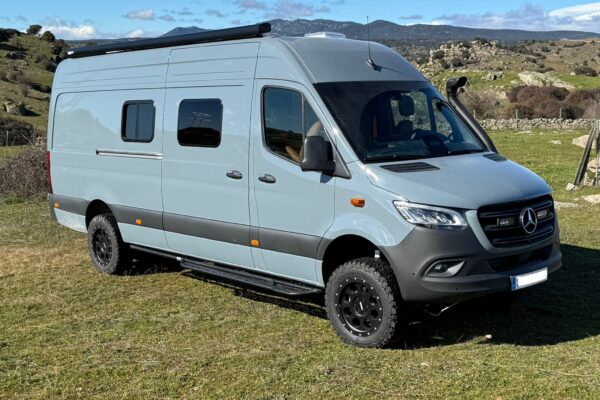 Exterior Mercedes Sprinter camper aparcado en montaña