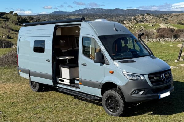 Exterior Mercedes Sprinter camper aparcado en montaña