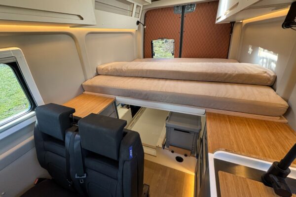 interior camper con cama y asientos