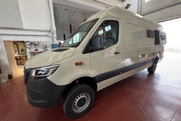 exterior Sprinter 4x4 camperizada