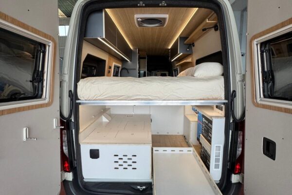 zona trasera cama y espacio de almacenamiento furgoneta camperizada