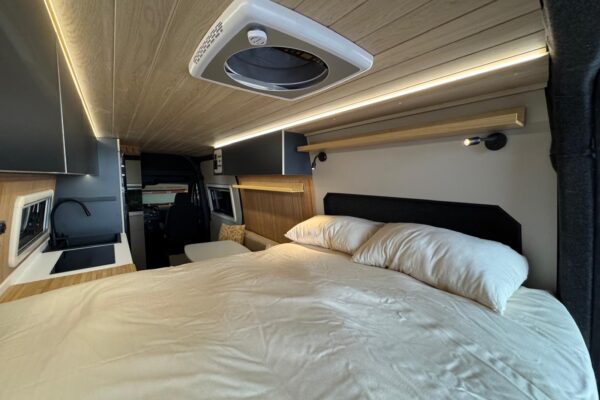 cama con iluminacion Interior furgoneta camperizada baovan, Madrid.