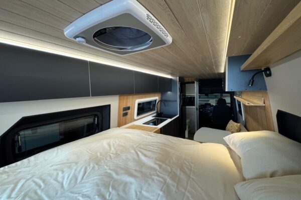vista cama Interior furgoneta camperizada baovan, Madrid.