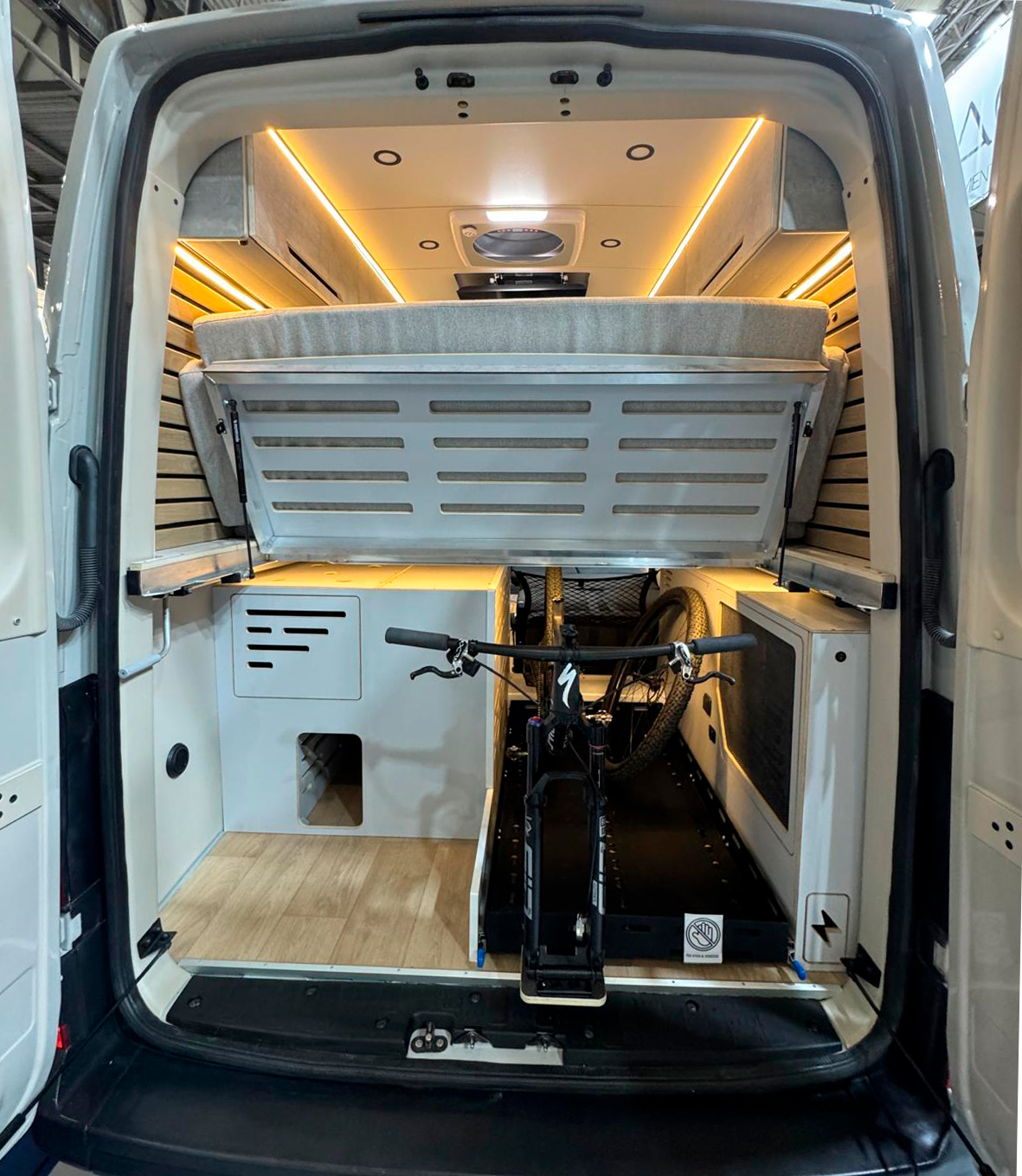 maletero y parte trasera de una furgoneta camper con espacio para bicicletas