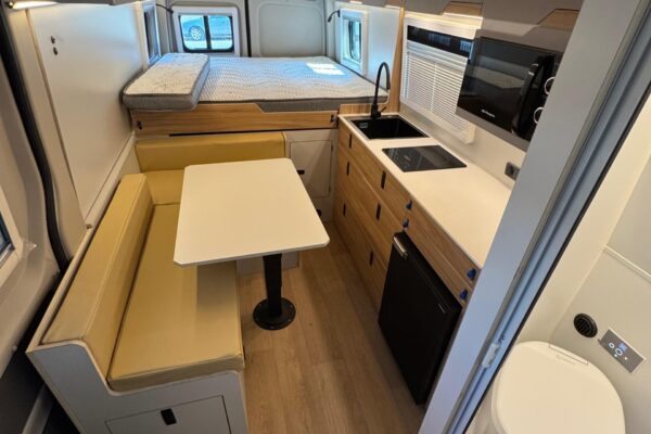 Interior camper con mesa desplegable y asientos