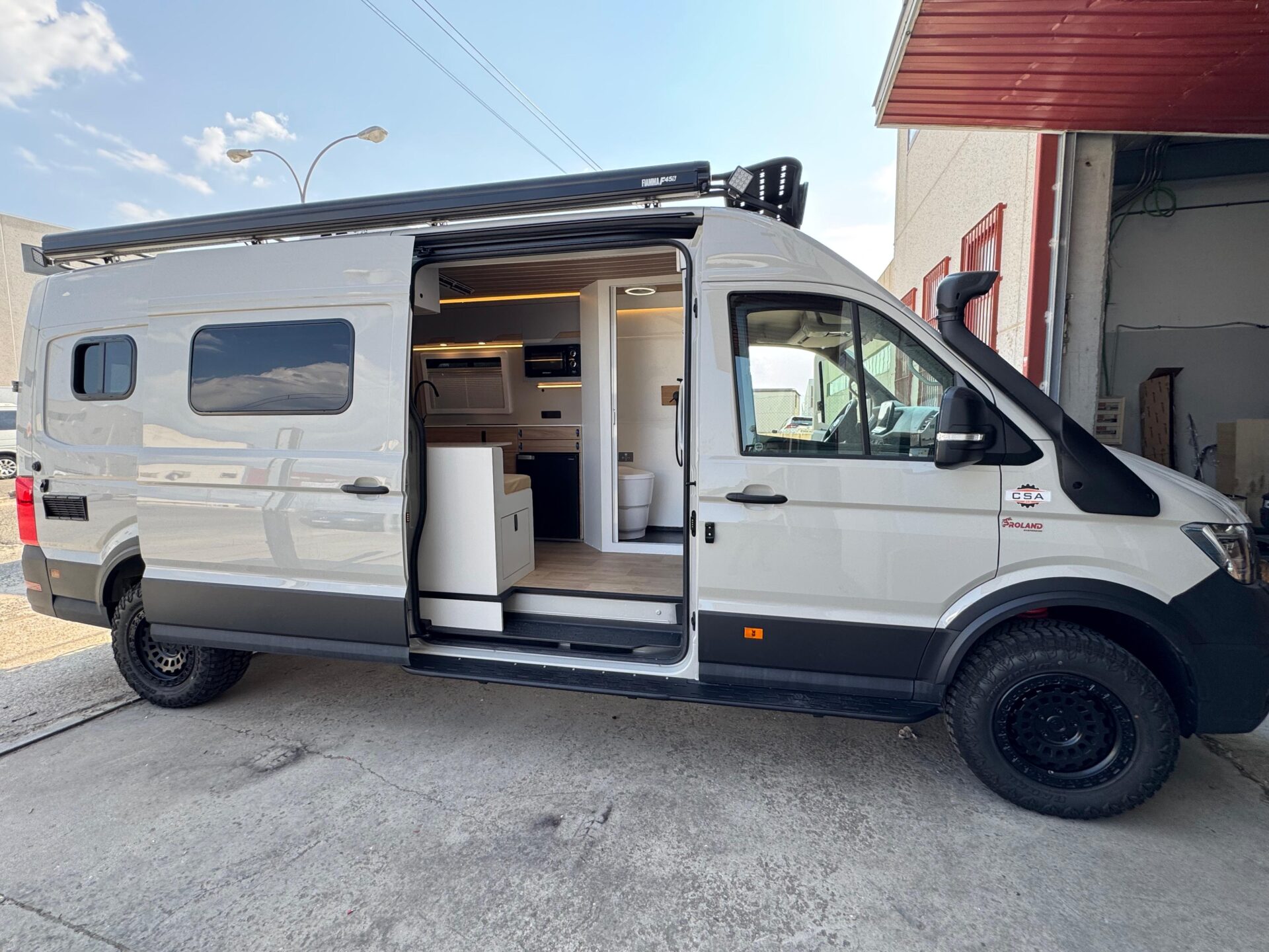 Exterior furgoneta camper Baovan aparcada en exterior