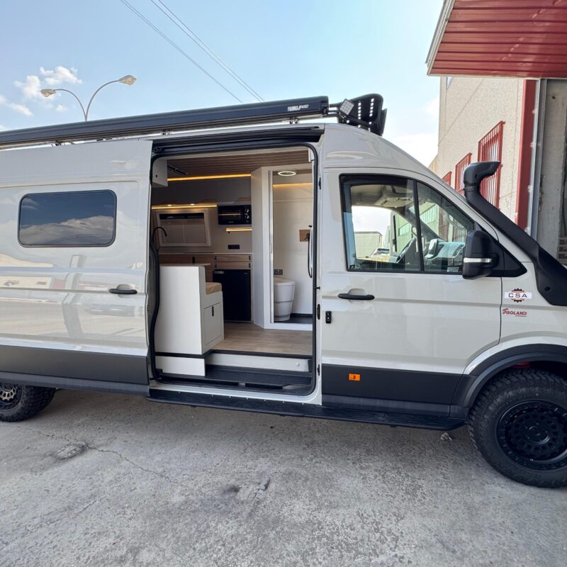 Exterior furgoneta camper Baovan aparcada en exterior