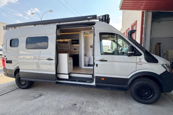 Exterior furgoneta camper Baovan aparcada en exterior