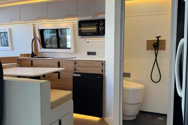 Interior camper con ducha y mampara